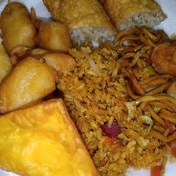 Shrimp lo mein, crab rangoon, sweet n sour chicken, and egg rolls.