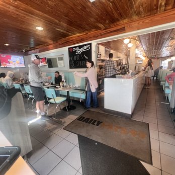 Daily Eats - Inside Daily Eats - New American Near Me - Tampa, Florida