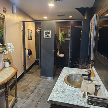 Willow - Bathroom - Cocktail Bars Near Me - Detroit, Michigan