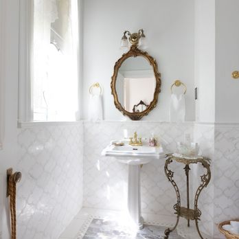The Queen On Main - The Queen's Ensuite has a beveled, leaded glass window that sheds a rainbow of color into a luxurious spa like room perfect to relax in! - Vacation Rentals Near Me - Winters, California The Queen On Main - The Queen's Ensuite has a beveled, leaded glass window that sheds a rainbow of color into a luxurious spa like room perfect to relax in! - Vacation Rentals Near Me - Winters, California