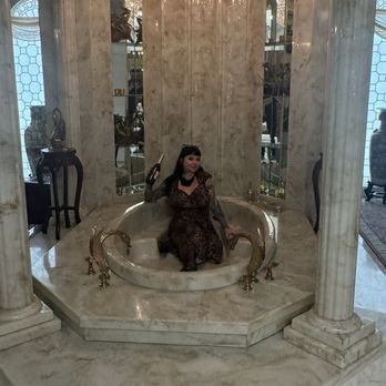 Liberace Mansion - Infamous Liberace bathtub - Landmarks & Historical Buildings Near Me - Las Vegas, Nevada