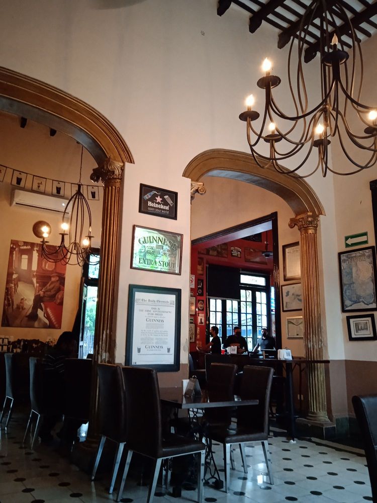 Hennessey's Irish Pub