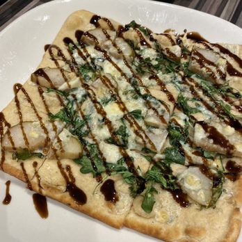 Tap & Pour - Pear and Gorgonzola flat bread. - Airport Lounges Near Me - Reno, Nevada