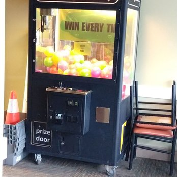 Round Table Pizza - Prize Palace Claw Machine - Pizza Near Me - Lynnwood, Washington