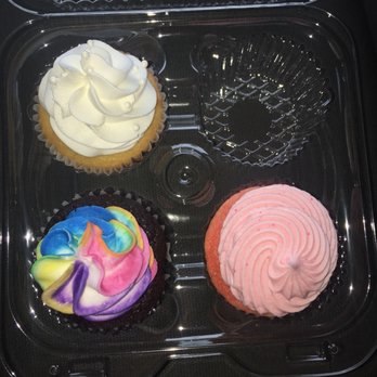 Carolina Cuppitycakes - Tried the white wedding, red velvet, chocolate and vanilla icing, and strawberry-strawberry. - Cupcakes Near Me - Port Royal, South Carolina
