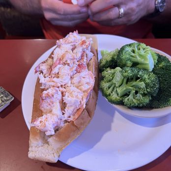 Lobster Boat Restaurant - Lobster roll with steamed broccoli - Seafood Near Me - Merrimack, New Hampshire