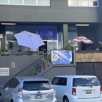 Moke’s Bread And Breakfast - Front of building with plenty of parking on a Saturday morning - Breakfast & Brunch Near Me - Honolulu, Hawaii Moke’s Bread And Breakfast - Front of building with plenty of parking on a Saturday morning - Breakfast & Brunch Near Me - Honolulu, Hawaii
