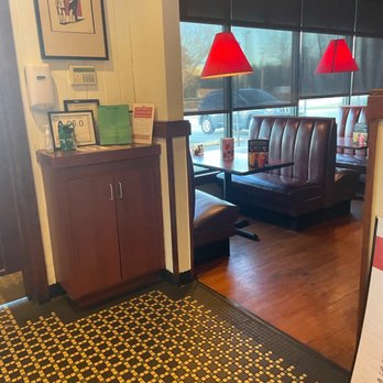 Ruby Tuesday - Inside - American Near Me - Fayetteville, North Carolina