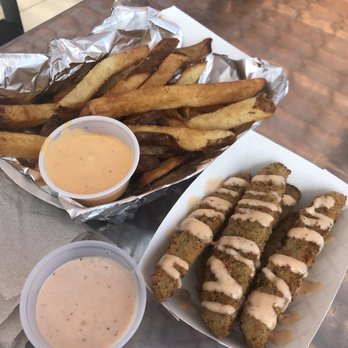 Two EE's Winery - Food truck eats, nomm nomm - Wineries Near Me - Huntington, Indiana