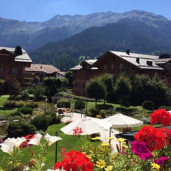 Hotel-Restaurant Vereina - Beautiful garden linked to dining and pool overlooking mountains