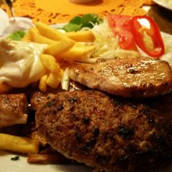 Bei Niko - Hermes Teller - für Fleischtiger. Gyros, Steak, Hacksteak und Souvlaki, Pommes, Tzatziki, Krautsalat. Gute Qualität für einen fairen Preis.