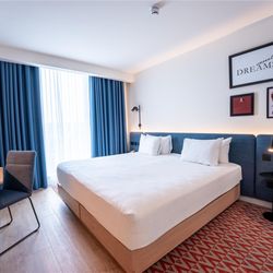 Hampton by Hilton Bristol Airport - Guest room