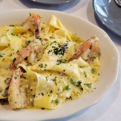 Gusto Bistro & Wine Bar - Alfredo with shrimp