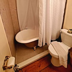 Pig Hill Inn - Love a clawfoot tub