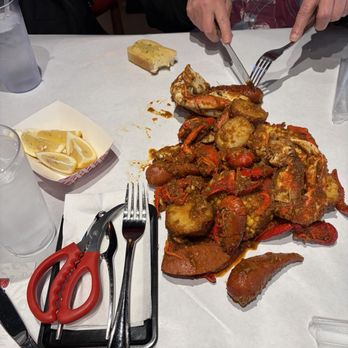 Cajun Claws - Crawfish with Dungeness Crab - Cajun/Creole Near Me - Oakland, California