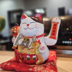 Nara Ramen and Sushi Bar - Gotta have a lucky cat