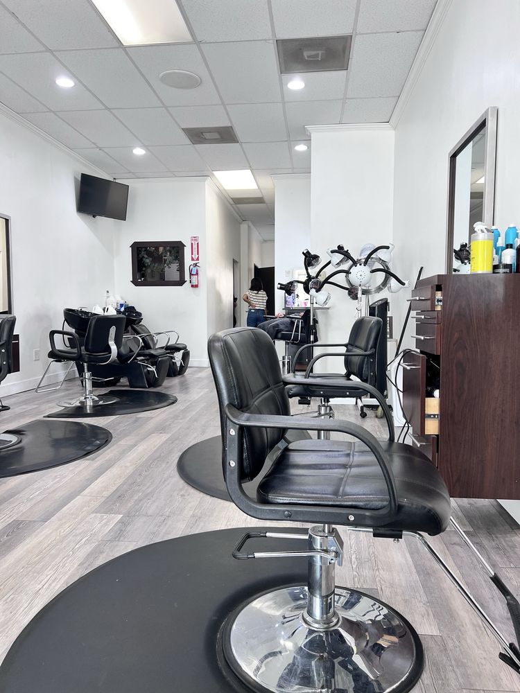 Ultra Hair Studio Logo