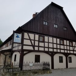 The Blue Beetroot - View of hotel from driveway. Rooms are on 2nd and 3rd floor.