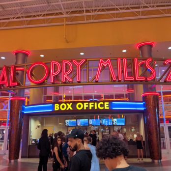Regal Opry Mills - Lining up at the box office - Cinema Near Me - Nashville, Tennessee