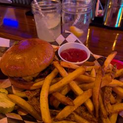 Desert Dogs Brewery & Cidery Taproom - Green Chile burger with fries