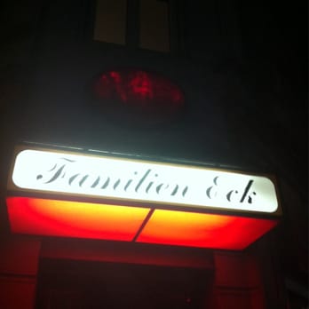 Familien Eck - das alte Kneipen-Schild über dem Eingang - Dive Bars Near Me - Hamburg, HH