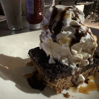 Yard House Boston - Fantastic chocolate Oreo brownie with a scoop of vanilla ice cream and a dollop of fresh cream. - Beer Bar Near Me - Boston, Massachusetts Yard House Boston - Fantastic chocolate Oreo brownie with a scoop of vanilla ice cream and a dollop of fresh cream. - Beer Bar Near Me - Boston, Massachusetts