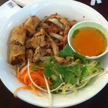 Pho 4 Star - B06 noodles with lemon grass chicken and spring roll - Vietnamese Near Me - Universal City, Texas