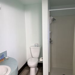 Azalea Lodge - Bathroom