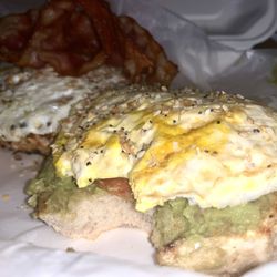 Ohh Avo under eggies & on top of 7-grains, avocado & eggies with a Side of Bacon! Don't forget there's sliced tomatoes here too please!