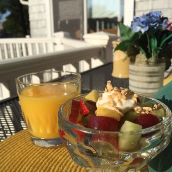 Friendly City Inn - Little fruit bowl that comes with breakfast - Bed & Breakfast Near Me - Harrisonburg, Virginia