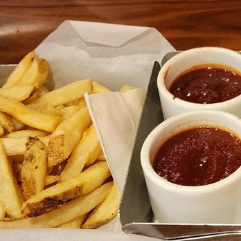 Gordon Ramsay Burger Las Vegas - Fries w sauces - Burgers Near Me - Las Vegas, Nevada