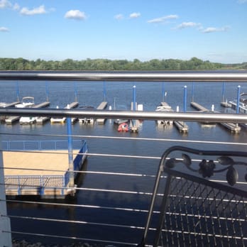Candlelight Inn - Nice view of the Mississippi River! - American Near Me - Clinton, Iowa