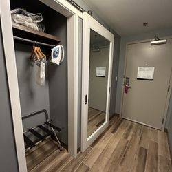 Hampton Inn Crown Point - Bathroom door