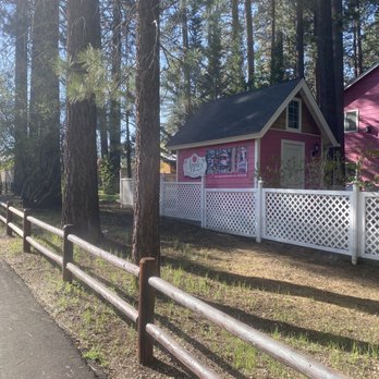 Apples Bed & Breakfast Inn - Path behind property - Hotels Near Me - Big Bear Lake, California Apples Bed & Breakfast Inn - Path behind property - Hotels Near Me - Big Bear Lake, California