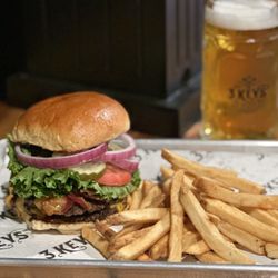 3 Keys Brewing - Island Hopper burger paired with Zilla Smash