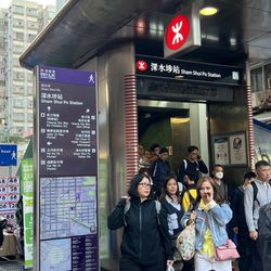港鐵深水埗站 - Busy MTR Station