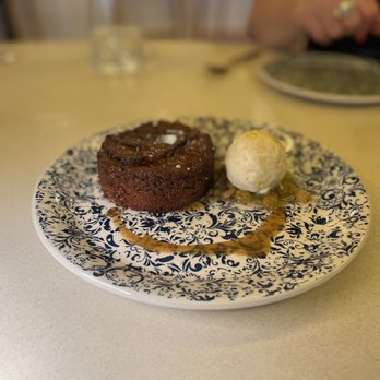 kann - Grilled pineappple upside down cake with rum raisin ice cream - Caribbean Near Me - Portland, Oregon kann - Grilled pineappple upside down cake with rum raisin ice cream - Caribbean Near Me - Portland, Oregon