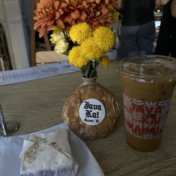 Java Kai Kauai - Iced Mac Nut Latte - Large Haupia bar  Cookie - Breakfast & Brunch Near Me - Kapaa, Hawaii