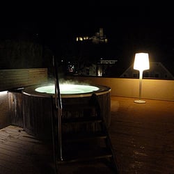 Drumlerhof Hotel - La spettacolare vasca Jacuzzi sul tetto dell'Hotel Drumlerhof con vista su Castel Taufers!