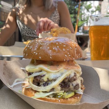 Kings Row Gastropub - Dat burger - Gastropubs Near Me - Pasadena, California