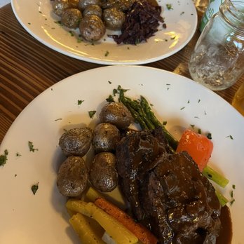 Tekarra Restaurant - Meatloaf and chicken - Canadian (New) Near Me - Jasper, Alberta