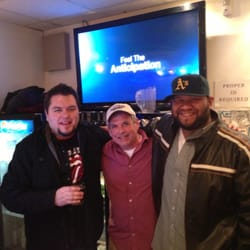 Lincoln Karaoke - Behind the bar with with Dave- awesome human, bartender, author, unfortunate packer fan# lincolnkaraoke