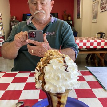 Annie's Pizza Station - The frozen yogurt sundae! - Pizza Near Me - Concrete, Washington