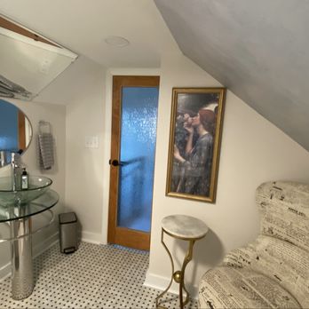 Hillside Hideaway - Upstairs bathroom - Vacation Rentals Near Me - Harpers Ferry, West Virginia Hillside Hideaway - Upstairs bathroom - Vacation Rentals Near Me - Harpers Ferry, West Virginia