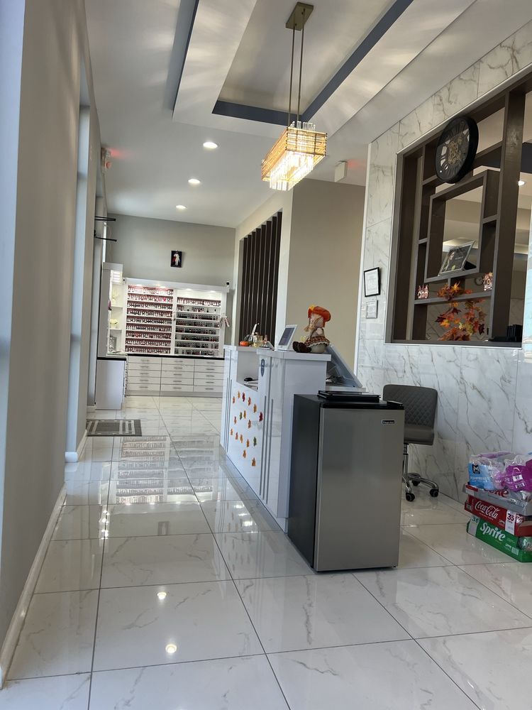 Bellini Nail Lounge Logo