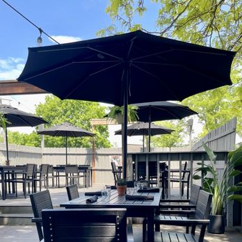 Duke's Alehouse and Kitchen - lovely outdoor patio - American Near Me - Crystal Lake, Illinois