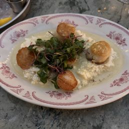 Scallops with grits