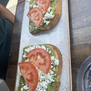 Le Papagayo - Avocado toast with tomato - Breakfast & Brunch Near Me - Encinitas, California Le Papagayo - Avocado toast with tomato - Breakfast & Brunch Near Me - Encinitas, California
