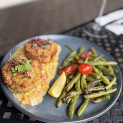 Crab cakes platter