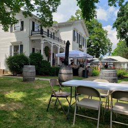 Geneva Winery & Tasting Room - Beautiful outdoor patio